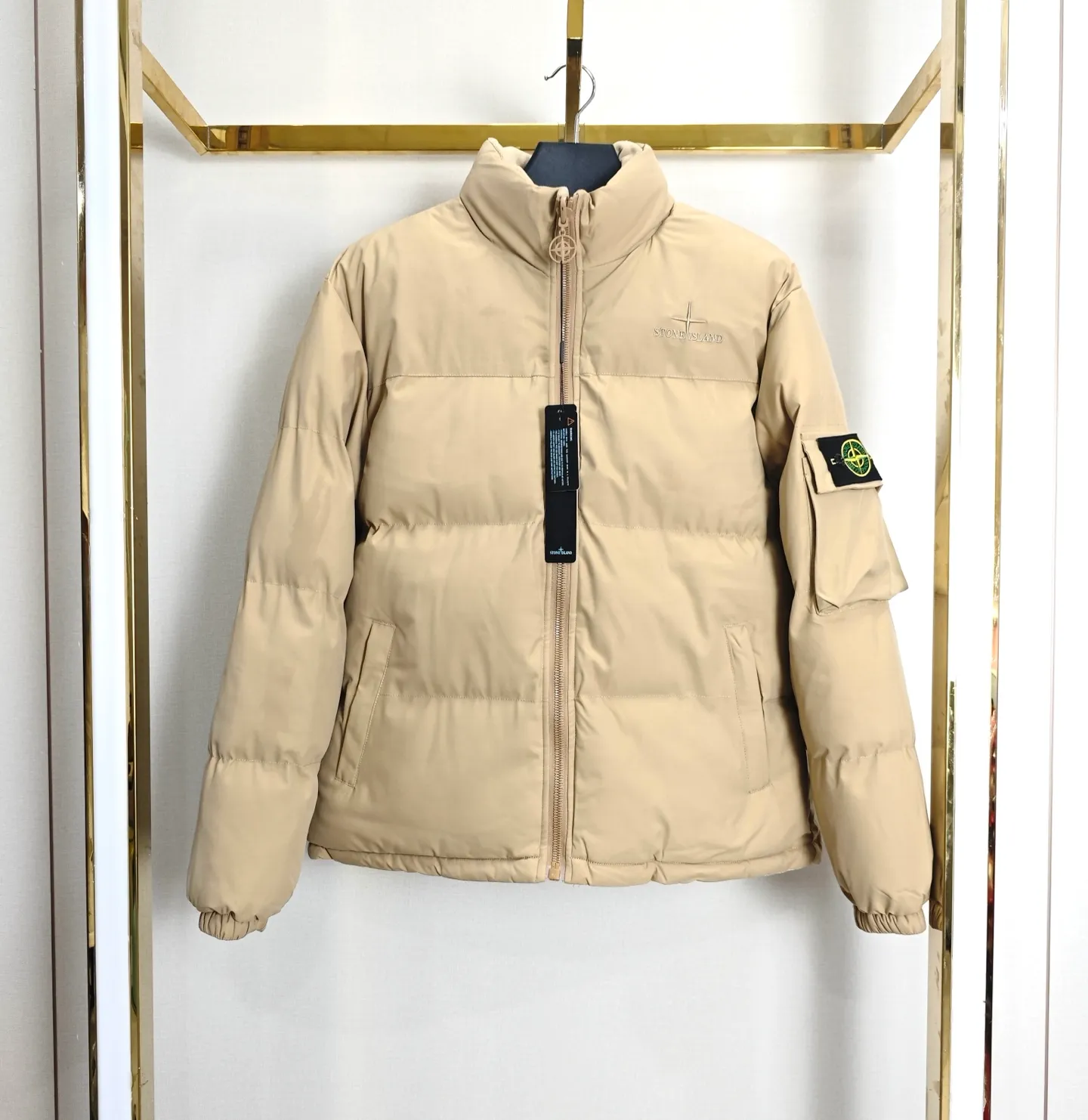 P340 (Front view) Stone Island Double-sided thickened Orly velvet embroidered cotton jacket. Color: black, army green, khaki, navy blue. Double-sided thickened Orly velvet. Thicker than most on the market. The reverse side is made of fine grained Orly velvet, double-sided design! Two clothes for one! Double the warmth! In addition, it has been treated with anti-static treatment, so it does not shed lint or stick to hair! The texture is quite good! Very high quality! Thousands of stitches of embroidery on the chest add a sense of design to the entire dress! The stand-up collar design makes the upper body look more energetic! It fits the neck very well and has better thermal insulation effect! Both the cuffs, hem and lining are all hemmed! Exquisite workmanship! More durable and less likely to deform! Pattern correction! Every detail is in place! The upper body effect is amazing, very firm! And it hides the flesh very well and makes you look slim! You can match it with whatever you want!